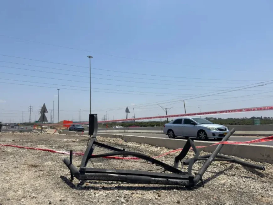 İran İsrail'e füze yağdırmaya devam ediyor! Aşdod kenti yakınlarında yolda büyük hasar!