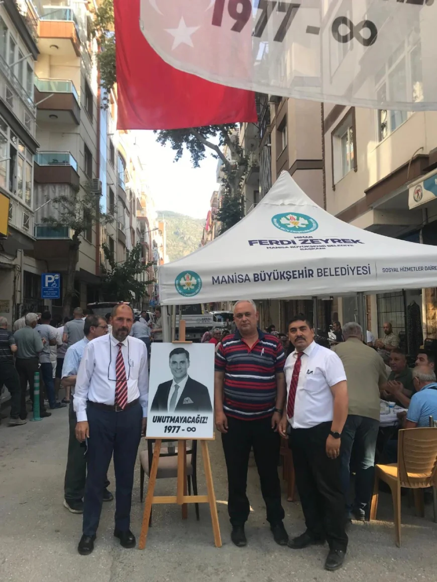 Manisa Şehit Aileleri ve Gaziler Derneği'ndeki hayır etkinliğinde merhum Başkan Ferdi Zeyrek dualar, pilav ikramı ve birlik mesajlarıyla anıldı.